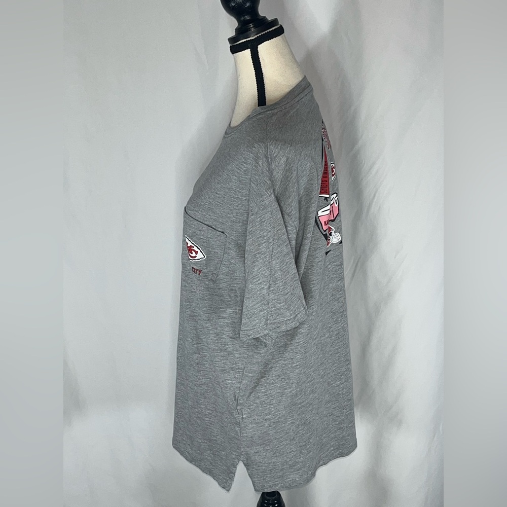 NFL Team Apparel Kansas City Chiefs Helmet Graphic Unique Women’s T-Shirt XL - Picture 4 of 8